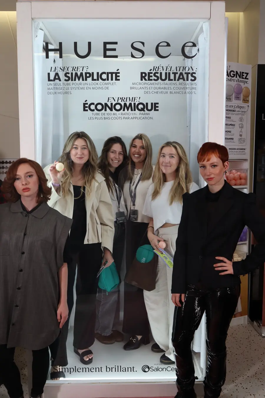 Invités photographiés dans une cabine photobooth habillée en couverture de magazine