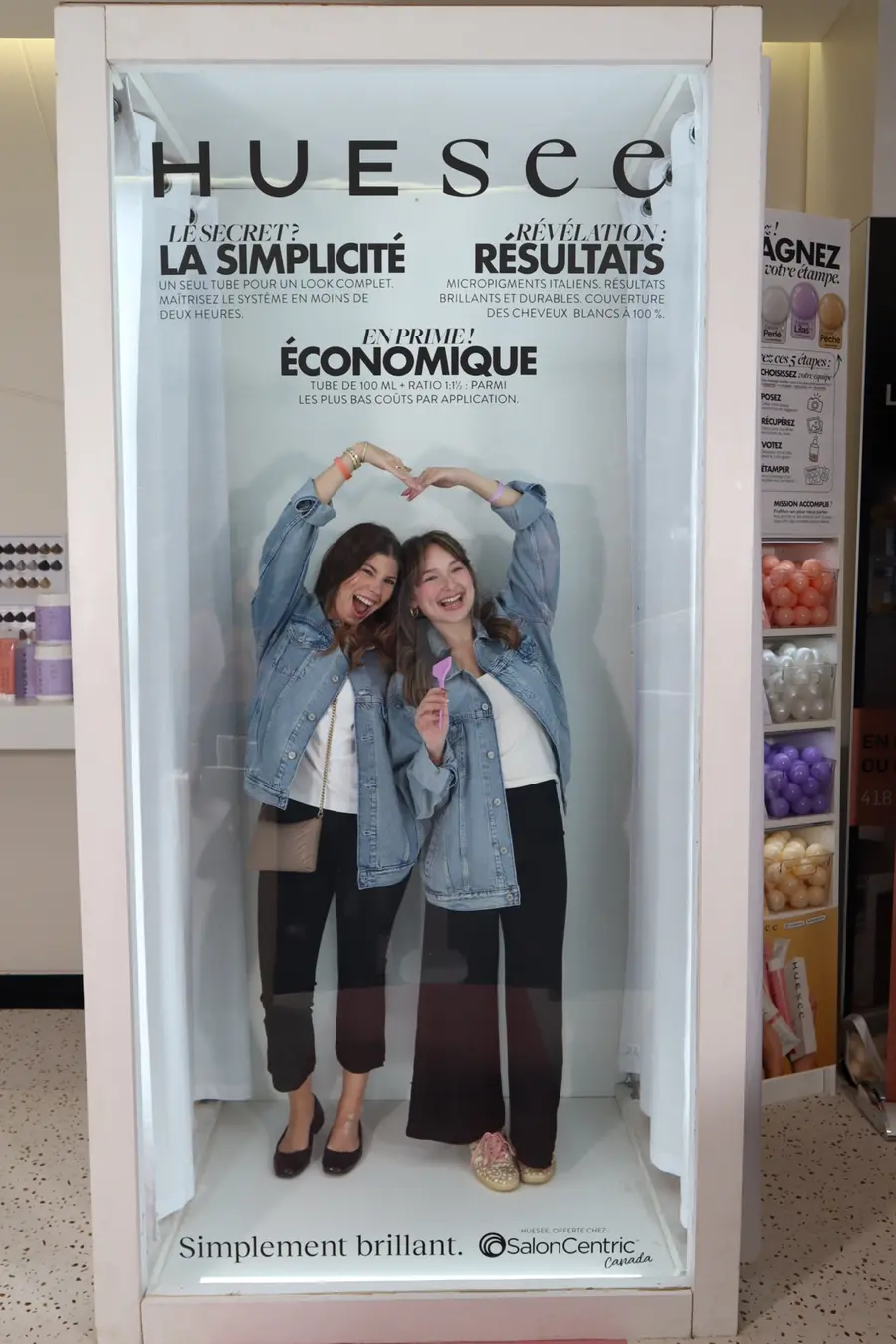 Invités photographiés dans une cabine photobooth habillée en couverture de magazine