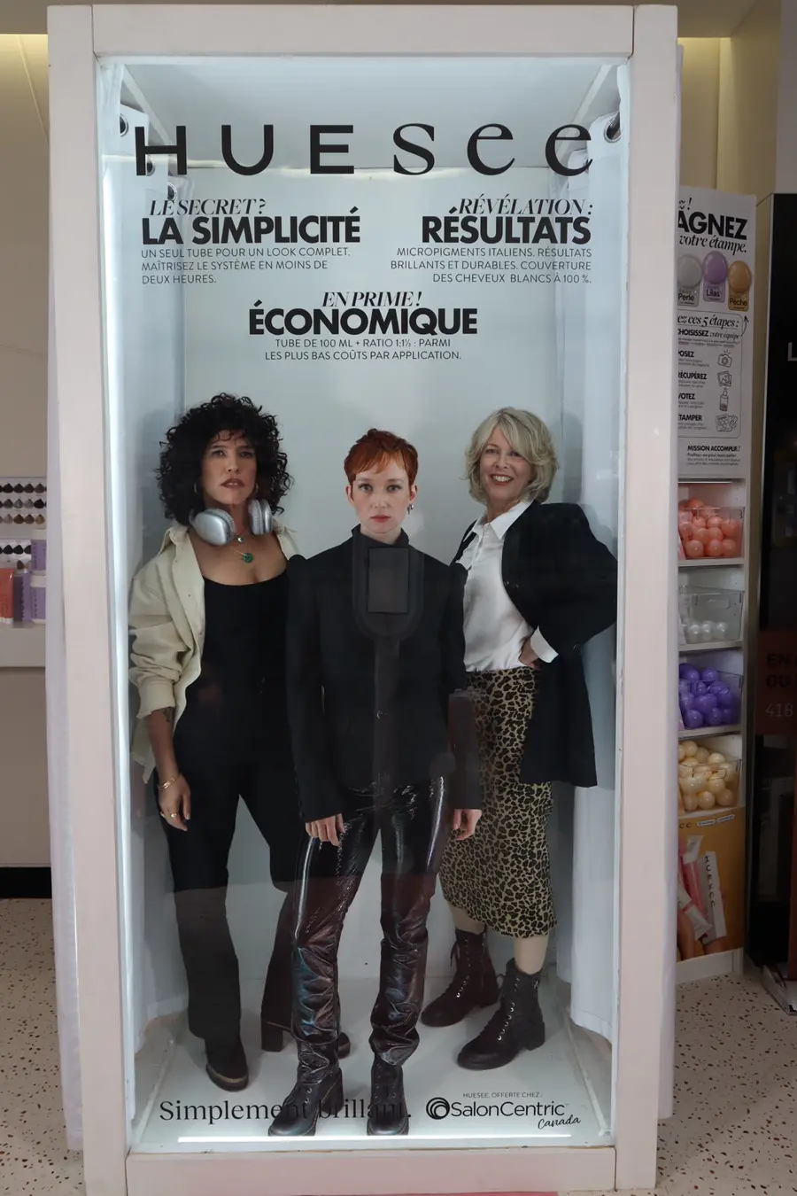 Invités photographiés dans une cabine photobooth habillée en couverture de magazine