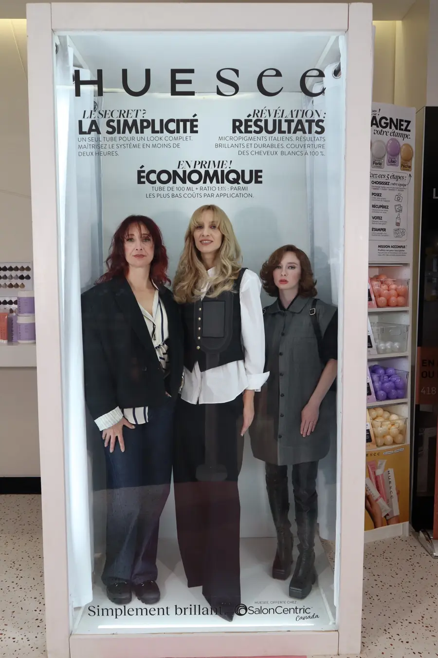 Invités photographiés dans une cabine photobooth habillée en couverture de magazine