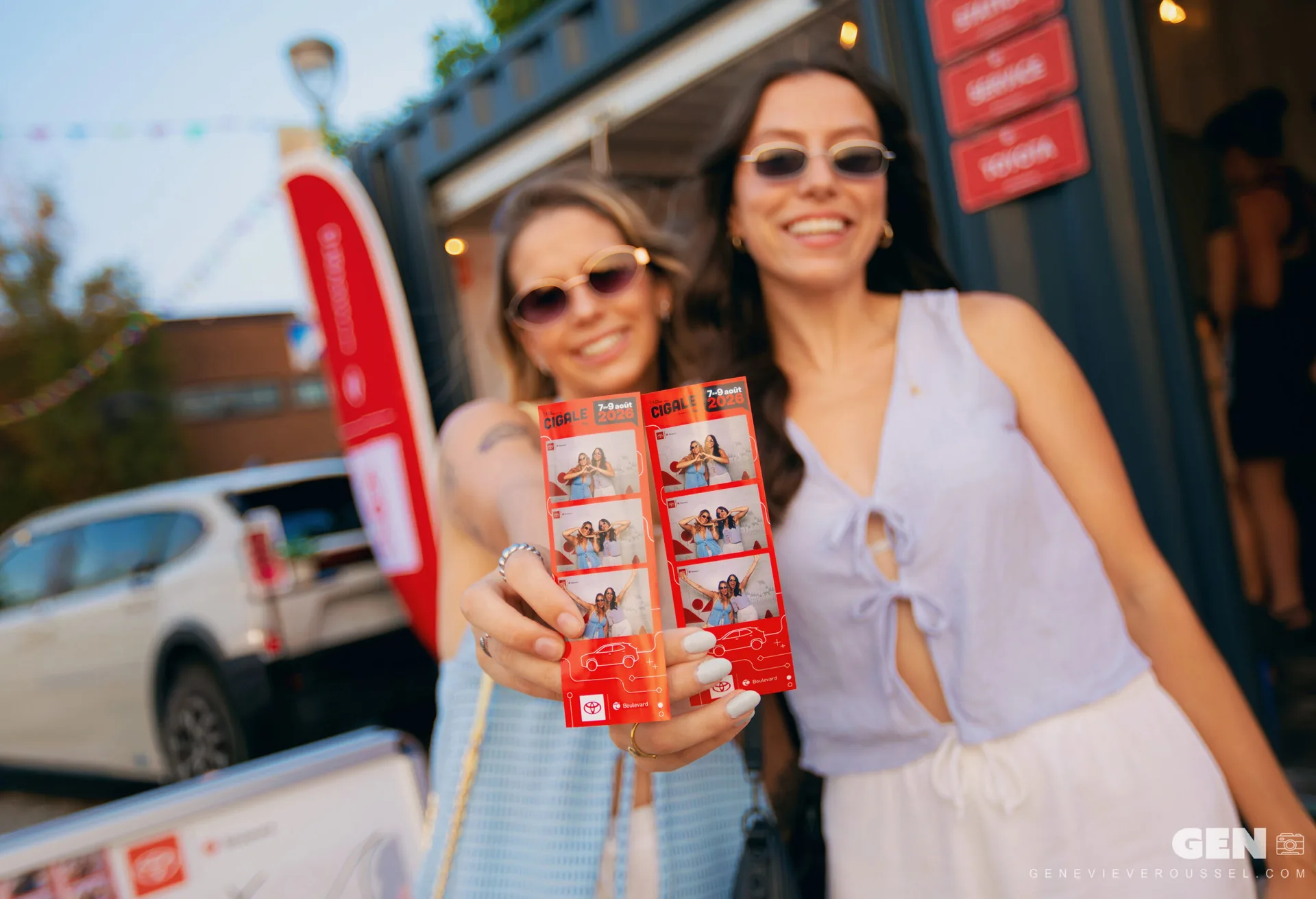 Guests posing at the Productions Maestro photo booth during an event in Quebec City
